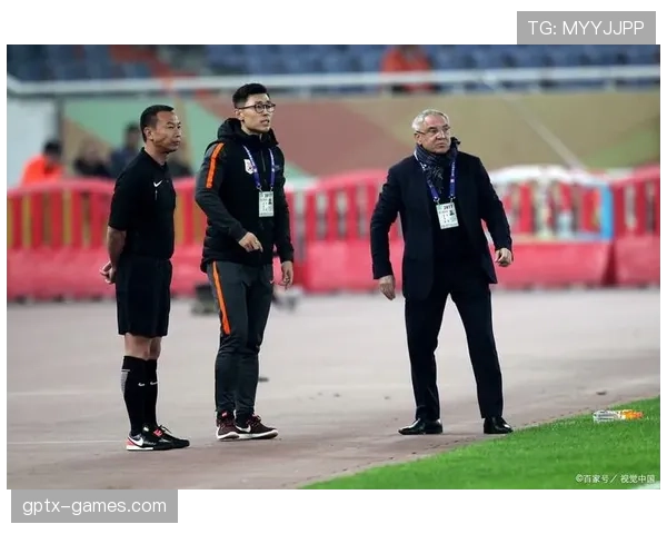 关键判罚引众怒，足球裁判表现成焦点