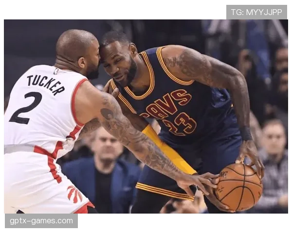 克鲁伊夫职业生涯高光表现回顾：技术革新与赛场统治力